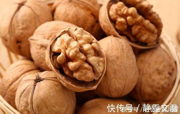 坚果|年纪大了骨质疏松,4种食物每天吃一点,强筋骨比钙片还有效