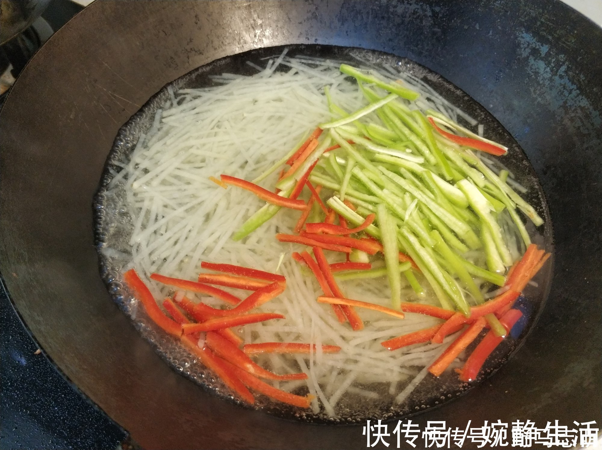 土豆丝|炒土豆丝,先放醋还是后放醋,这一步做对了,土豆丝脆爽又入味