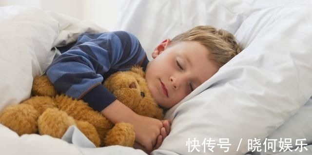 生长激素|孩子几点睡觉最好?要想孩子长高,抓住黄金睡眠时间,父母别忽视