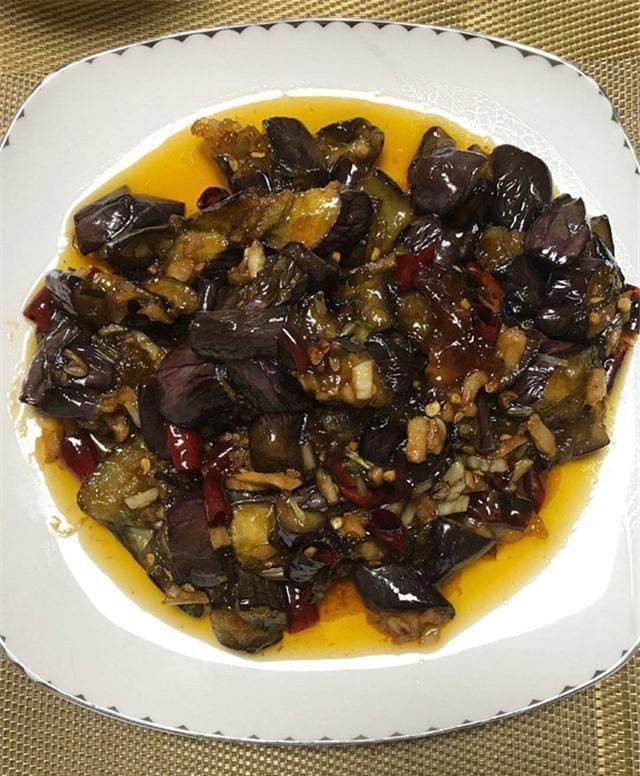 哥哥|哥哥请客，嫂子特意下厨招待，进厨房一趟，我悄悄留下五千块钱