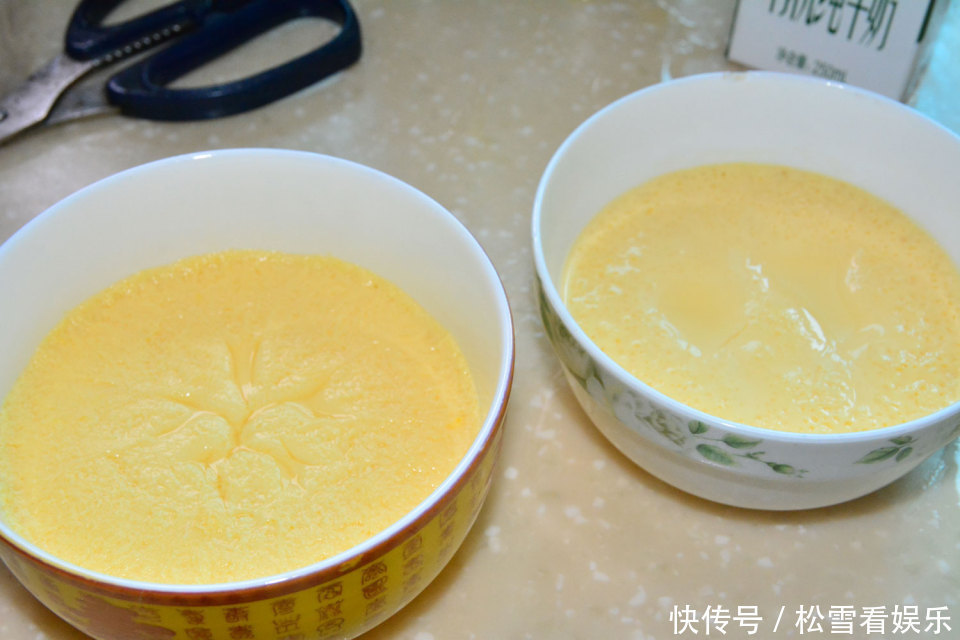 分钟|鸡汤代替盐,勺子撇浮沫,隔水6分钟后蒸出来鸡蛋最是完美