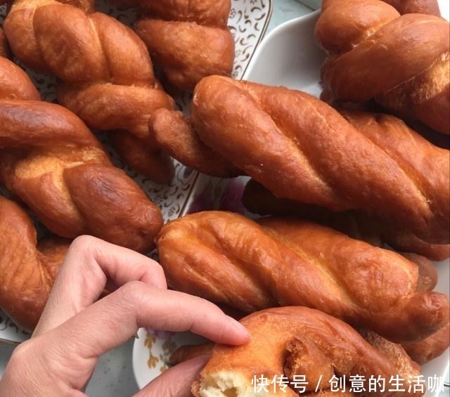 炸麻花不用买，在家自己做，咬一口嘎嘣香脆，做法超简单