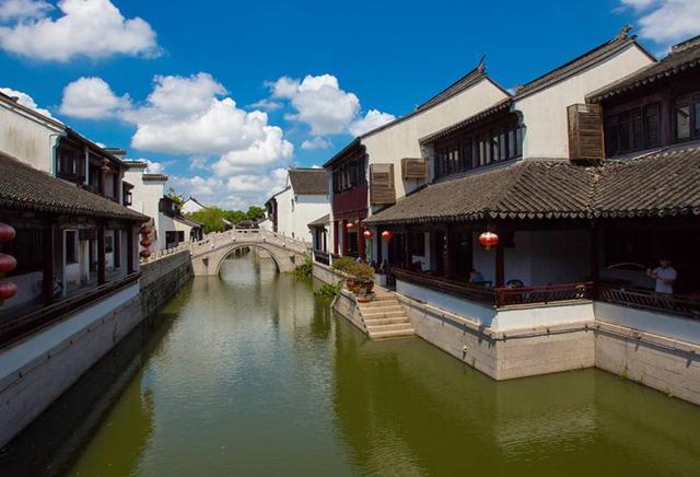 唯一因名字出名的古镇，四面环水名人故居众多，典型的江南水乡！