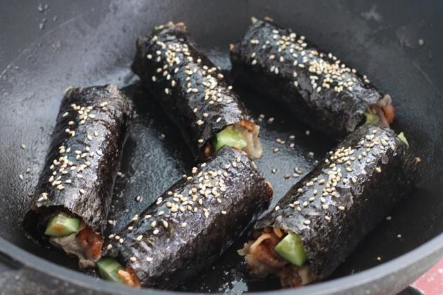 香喷喷的肥牛饭卷,不用竹帘直接上手卷,孩子一口气吃了好几根