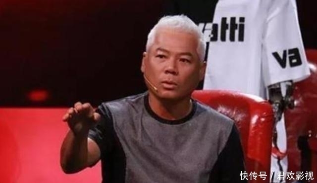 乖乖|蒙面唱将史上最大牌:揭面后评委乖乖起身,全都不敢点评
