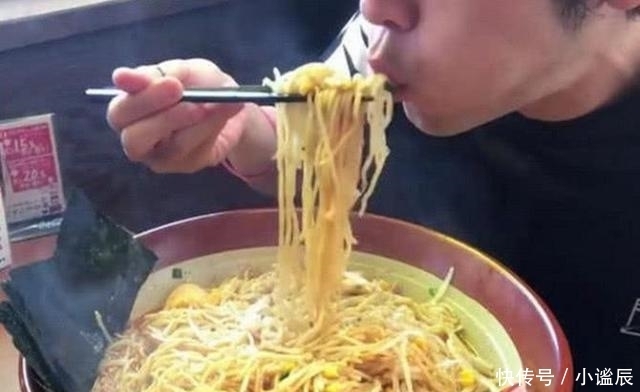 面馆|小伙在美国开面馆差点倒闭,突发奇想一狠招,每天顾客不断