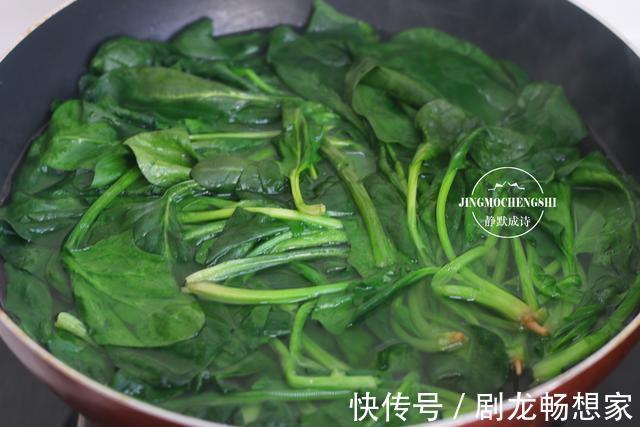 我家最爱的菠菜吃法,不炒也不拌,又香又软,一次一斤不够吃