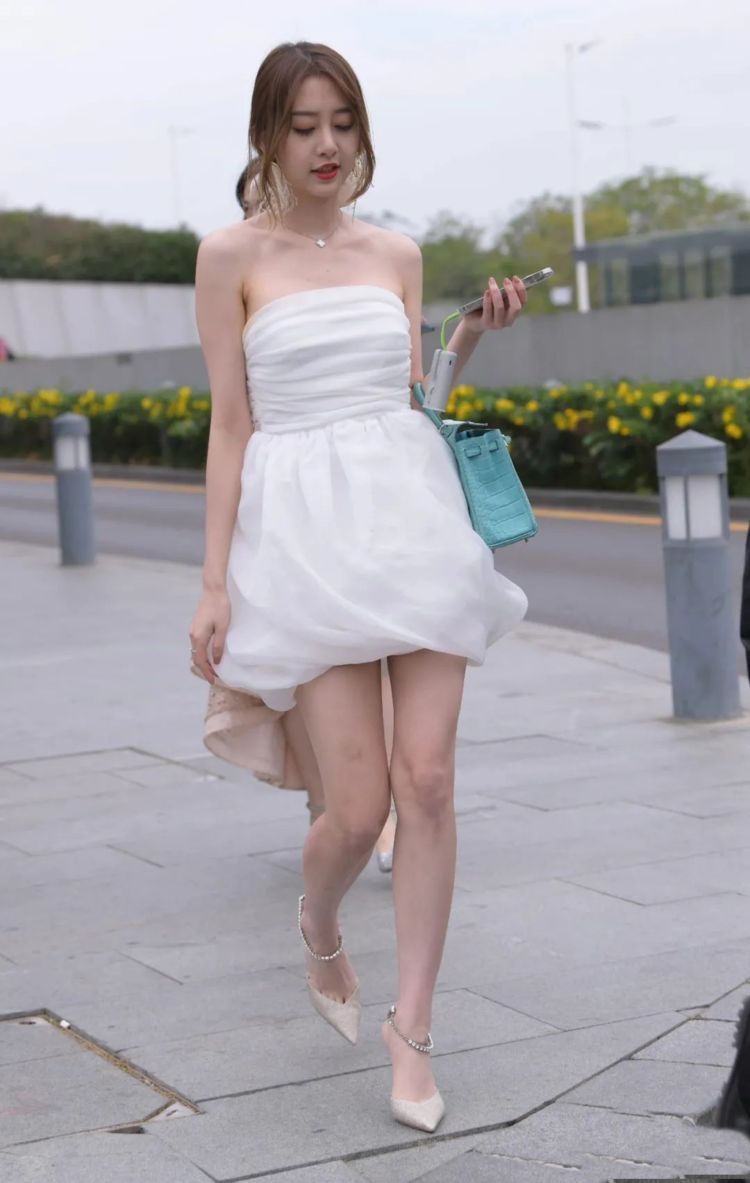 抹胸裙 蕾丝抹胸裙搭配尖头细跟鞋,穿出细节和窈窕之美,优雅又迷人