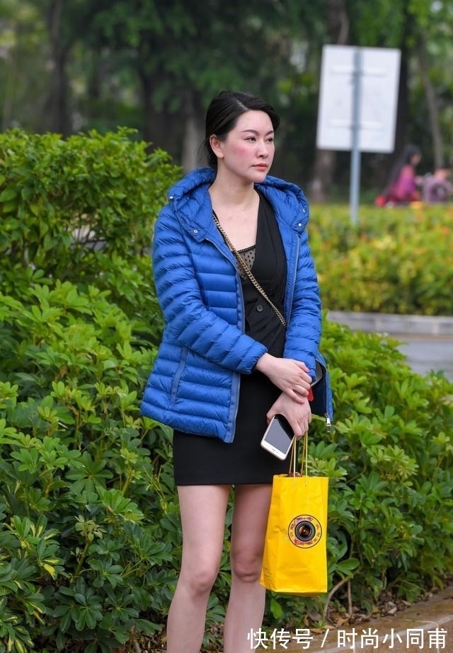 降温|降温也要穿裙子，美女搭配一件宝蓝色羽绒服，展现成熟大气之美