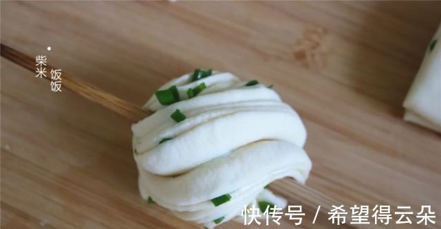 好吃|做花卷，这个方法很简单，筷子一拧一压，层次分明，香软好吃！