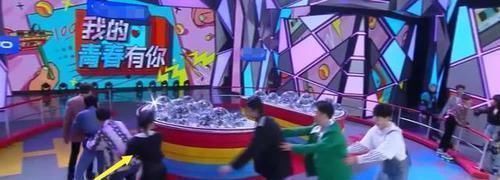 蔡徐坤|蔡徐坤带着大家滑冰,宋威龙没牵好谭松韵,谭松韵的反应太可爱了