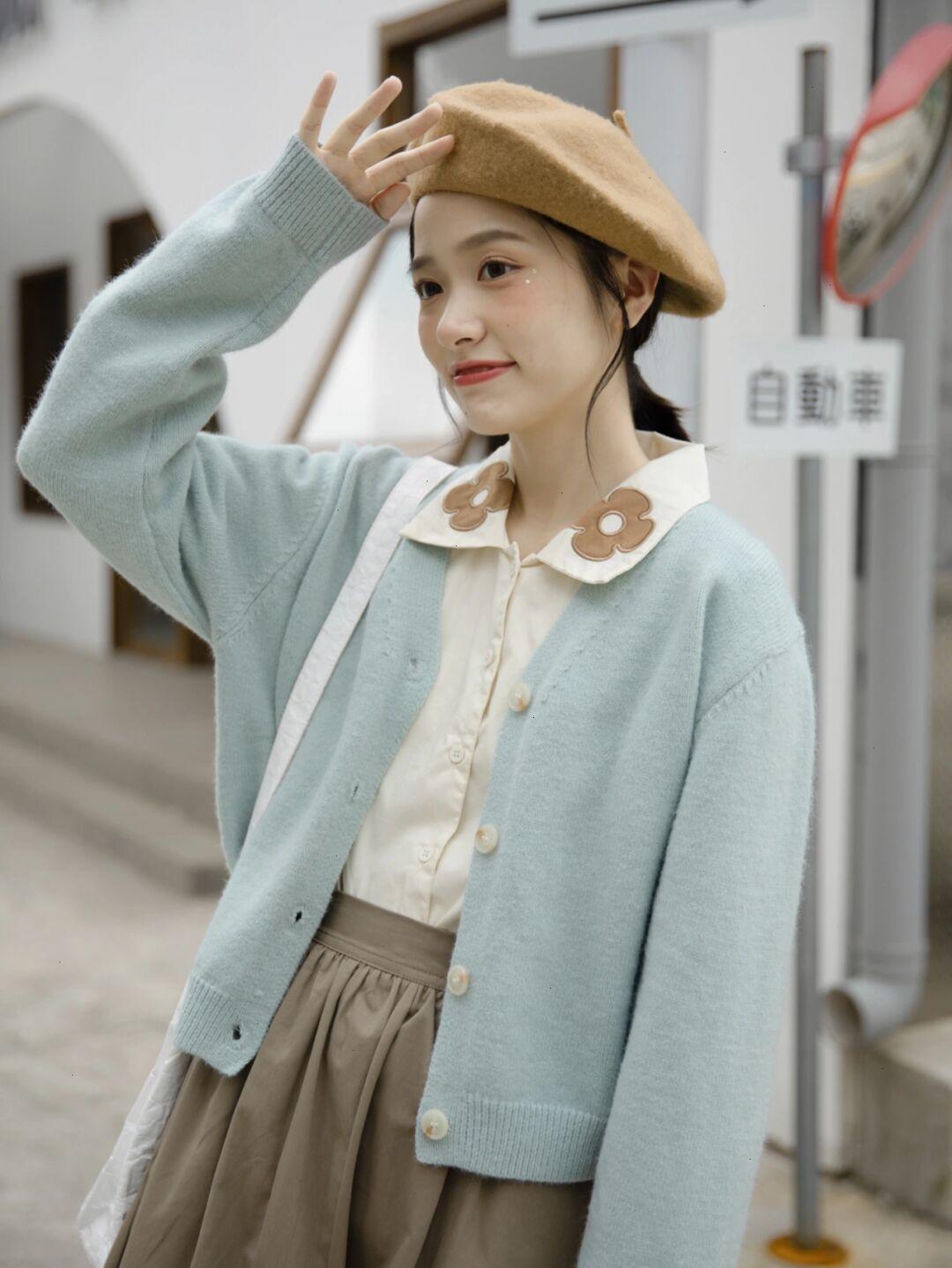 保暖 秋季想要穿出甜美可爱风,一定少不了蓝色针织开衫的搭配!