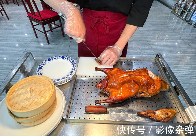 北京烤鸭|在长沙吃北京烤鸭,服务员身穿清一色格格服饰,一秒“穿越”了!