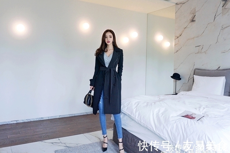 女神 牛仔裤虽然很普通，但是穿在女神身上就变得很美丽，人美就是好