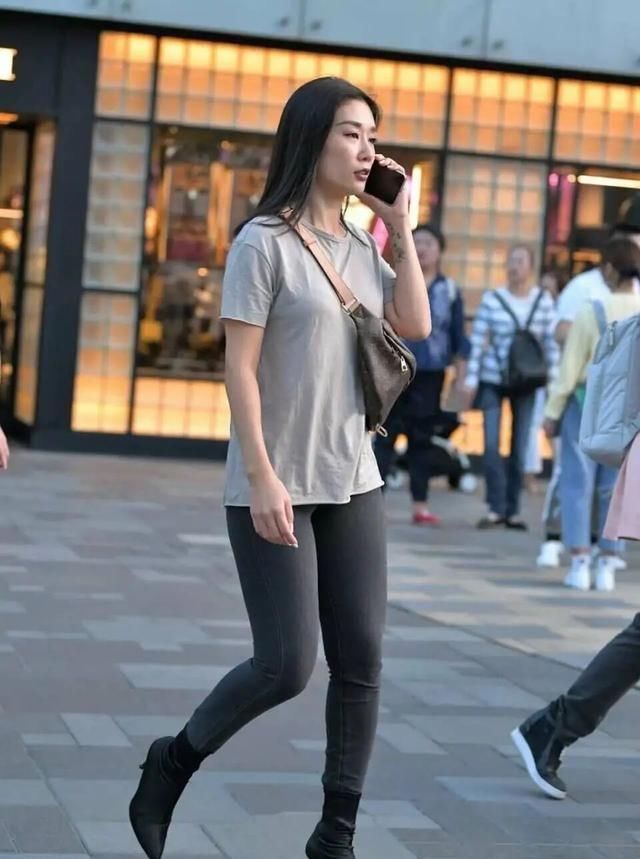 打底裤显瘦又性感，带来浓厚的女人魅力，不受条件限制