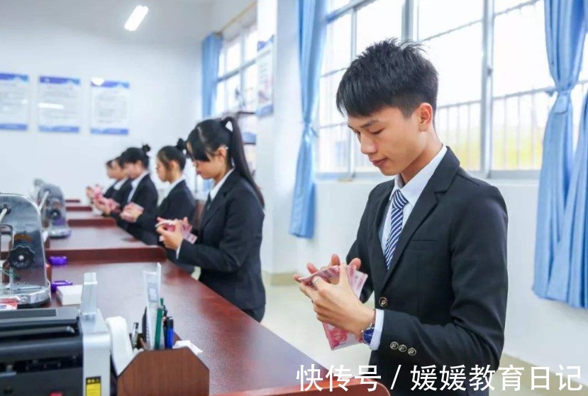 專業(yè)|學(xué)校拔河比賽，班里只有一名男生是什么體驗，操場地面如此絲滑