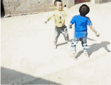 |搞笑GIF:男子骑自行车送花告白,美女的反应太霸气,底气十足!