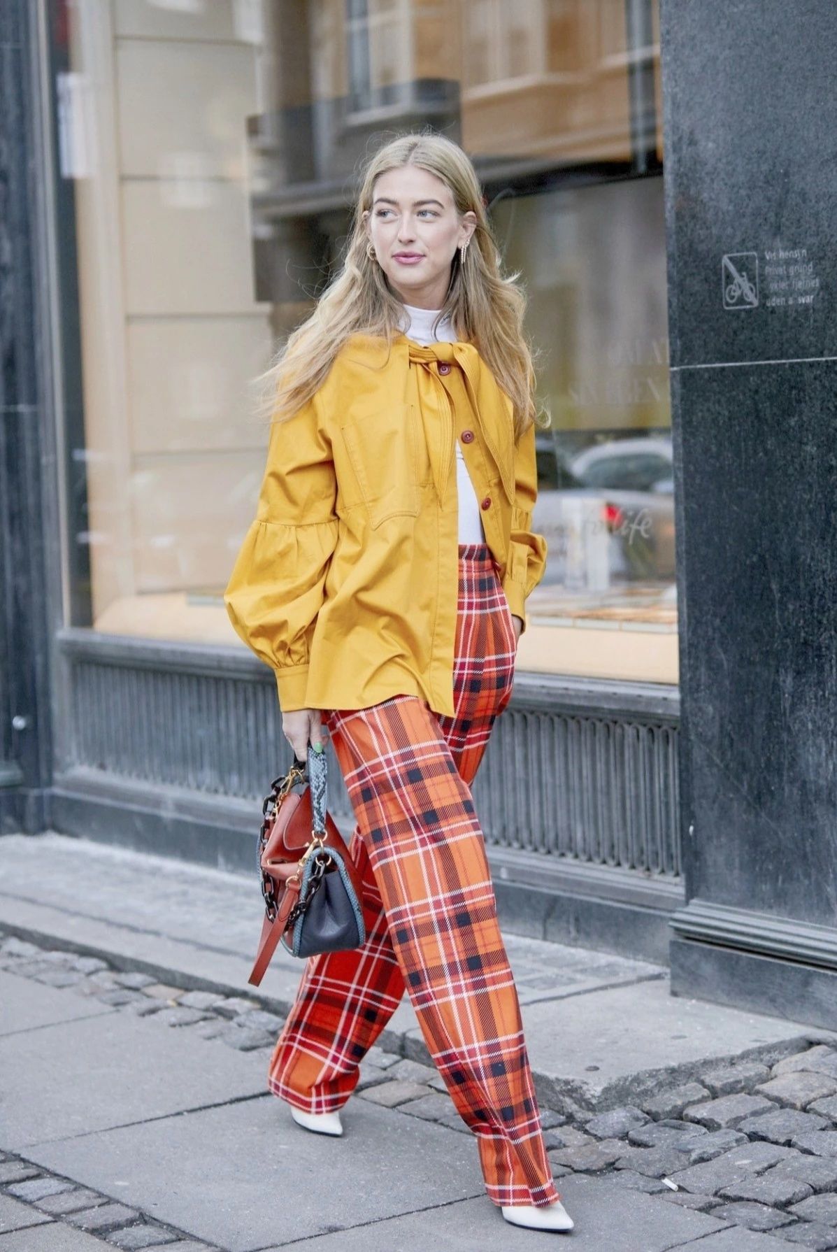 过了40岁的女人别穿得太花哨，多穿4种''简约色''，减龄又显白