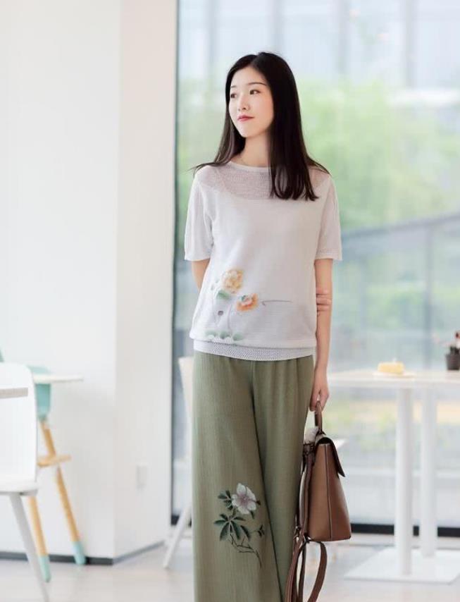婀娜|气质清纯的小美女，阔腿裤搭配轻柔的上衣，身姿婀娜气质优雅不凡