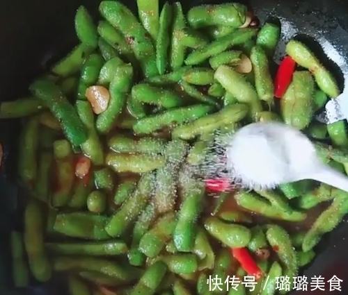 煮毛豆直接煮就错了,这样炒着吃,翠绿好吃不发黄,比买的还好吃