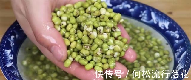 绿豆里加2个红薯，这样做健脾开胃又解馋，大人小孩都爱吃，真香！