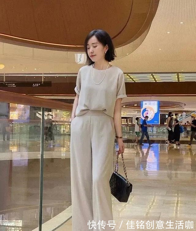 色系 初秋流行这样一组穿搭“衬衫+阔腿裤”,简单高级还不挑人!