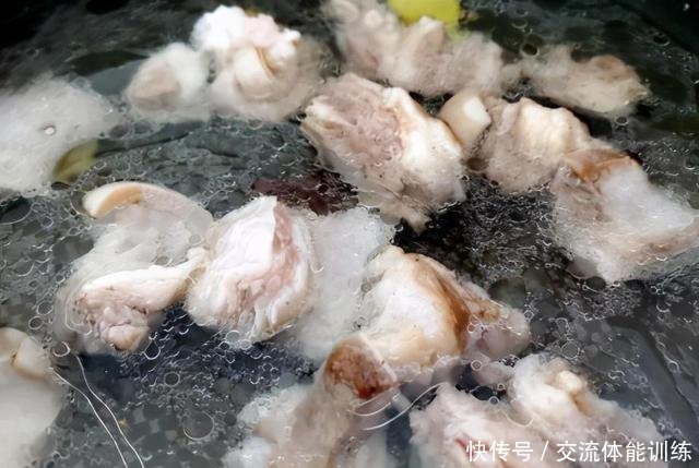 冬天养生吃羊肉汤,别直接加水炖,用3个技巧,汤鲜味美身上暖