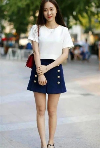 街拍:语笑嫣然的小姐姐,一身简约的穿搭,尽显清纯女神范