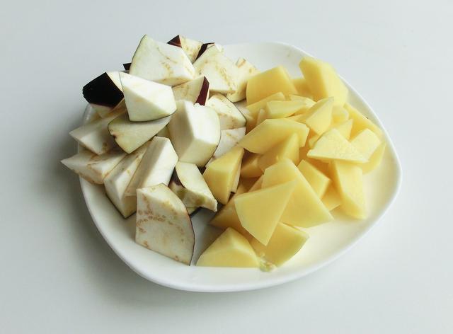 地三鲜,用长茄子还是用圆茄子区别很大,这样做不油腻,超下饭