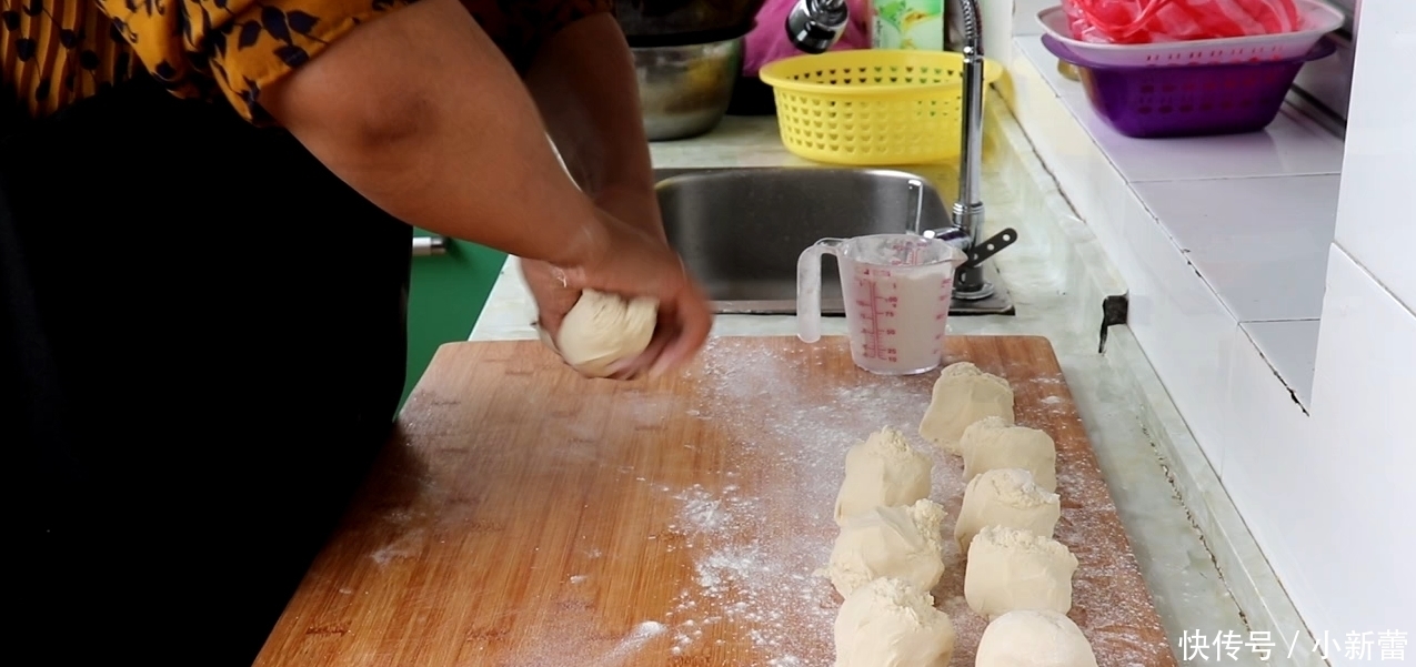 想吃韭菜盒子不用出去买，教你在家做更营养，薄皮大馅吃不够