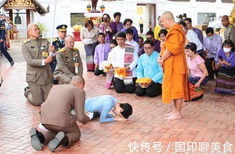 诗妮娜贵妃|35岁诗妮娜诚心礼佛，光着脚匍匐跪拜，“纤纤玉足”太抢镜了