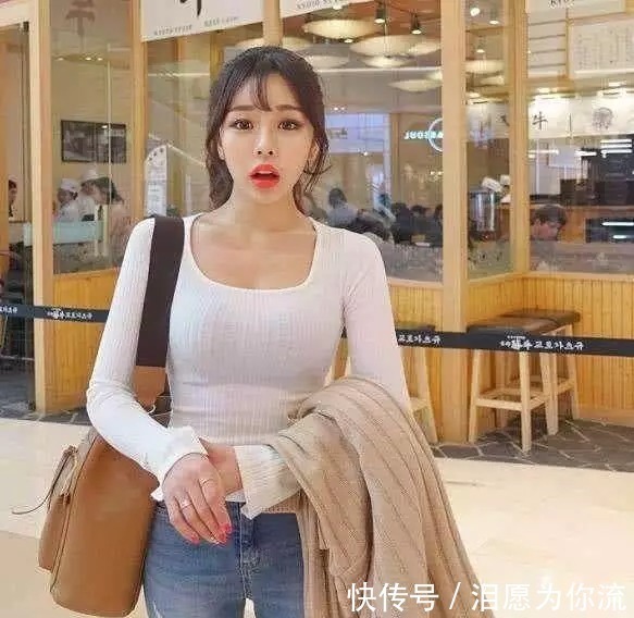 嫩牛五方 “嫩牛五方”再次出现,穿米色打底裤,赚足路人的回头率!