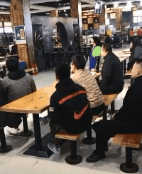 |搞笑GIF:利用废弃袋子自制了一条内裤