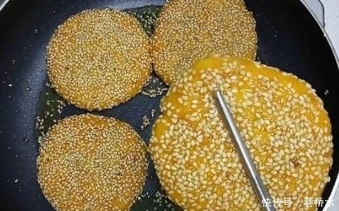 南瓜最好的吃法南瓜饼做的，外脆里嫩，老人和孩子都喜欢
