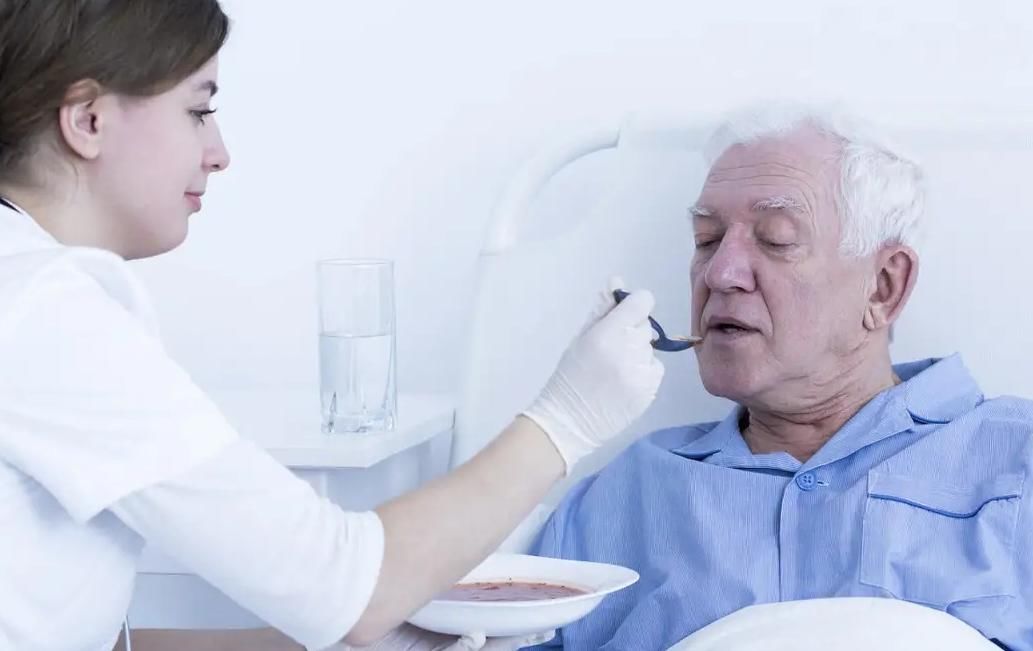 老人|家里老人突发脑溢血咋办？本文教您急救方法，4个步骤记清楚了