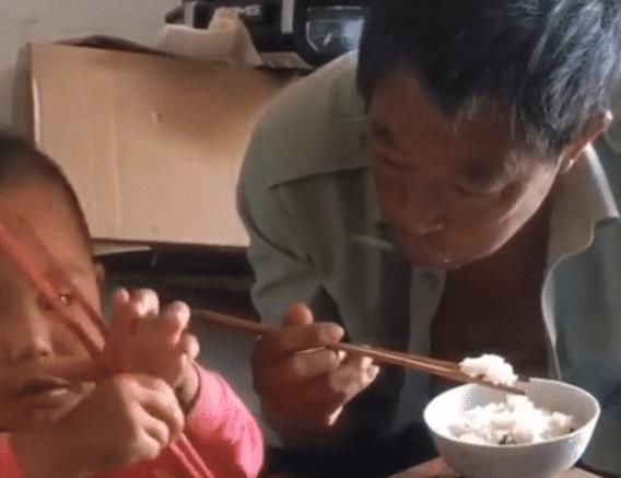 爷爷|“你养我长大,我陪你变老”,萌娃瞪大眼睛,为爷爷“夹菜”火了