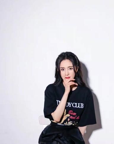 杨幂|杨幂新路透美过精修！穿深v亮片裙身材火辣太有风情，漫画腿超绝