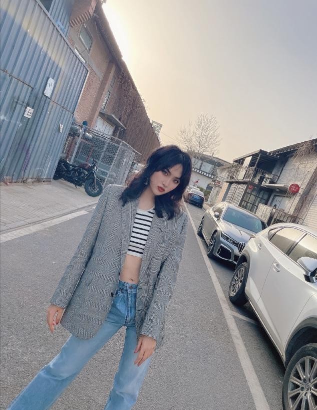 姚安娜被化妆师吐槽肥厚,化浓妆大饼脸违和,扮相成熟哪像90后