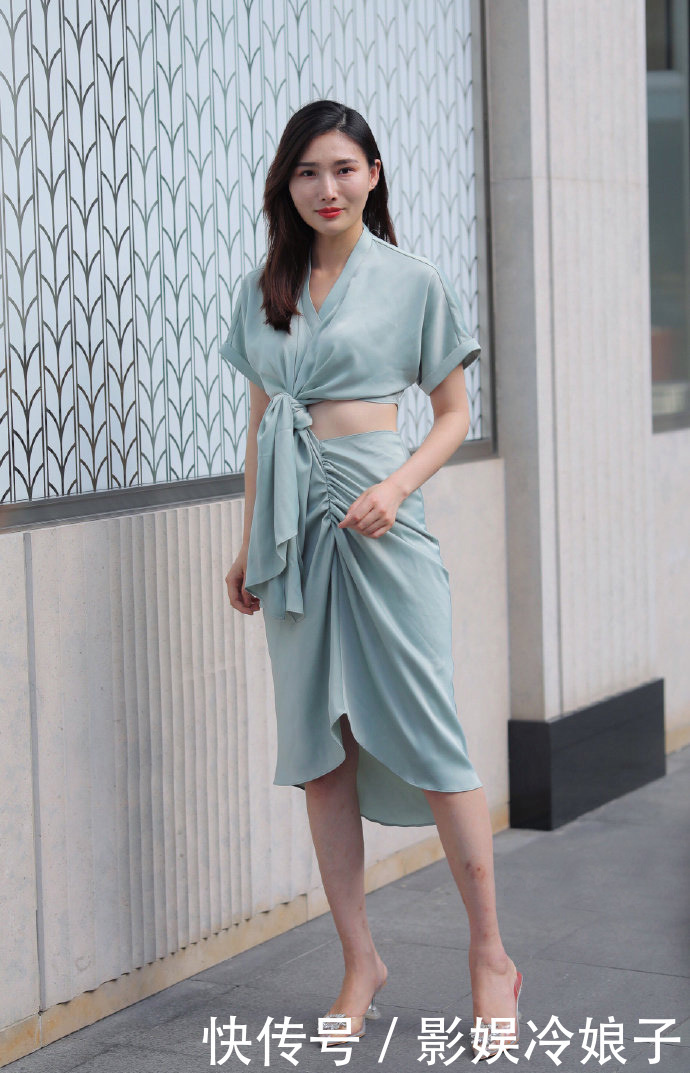 和款式精致的装扮一起，打造靓丽造型，将时尚进行到底