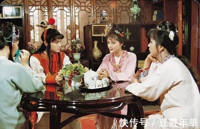 含丹$同样是“宝玉看呆宝钗”,老版宝黛钗太可爱,新版像大型宫斗现场