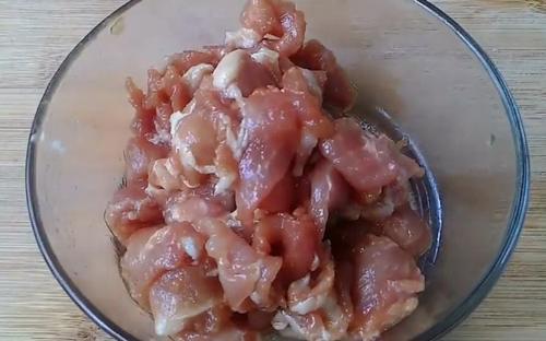 肉片用淀粉腌制是不对的酒店大厨教你2个诀窍,肉片香嫩更入味