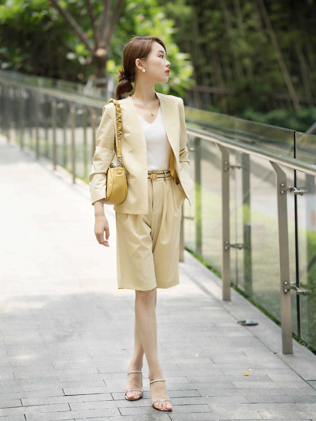 搭配|秋天的穿搭指南，衬衫搭配白色牛仔裤温柔清爽又好看，舒适大方