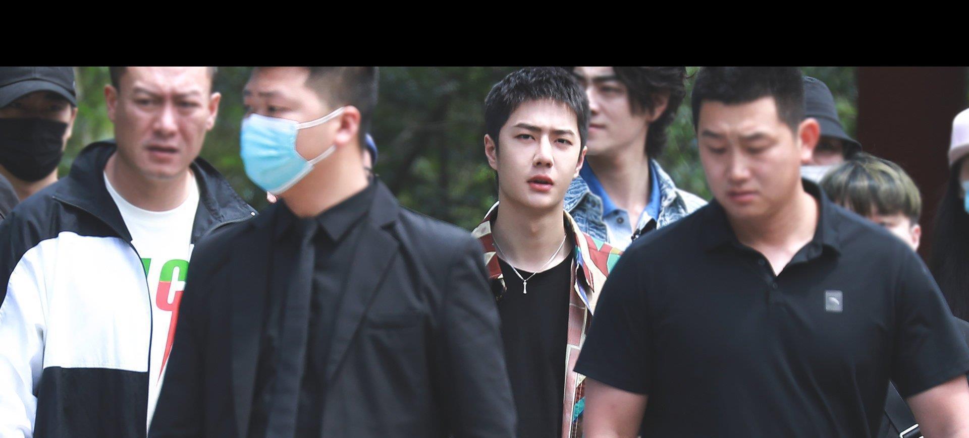 王一博 超拽!王一博外景录制,花衬衫异常醒目,全程皱眉表情包上线