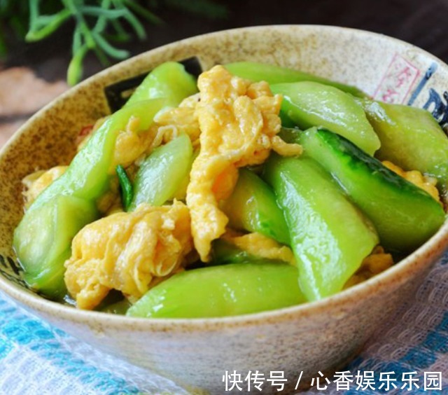 丝瓜|炒丝瓜，第1步不是先放油！大厨教你1招，翠绿不发黑，鲜嫩不出水