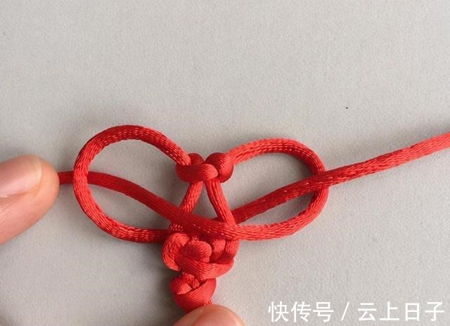 绕圈 心形结手链的编法教程,非常简单,只要2个结法就能编出!收藏了!