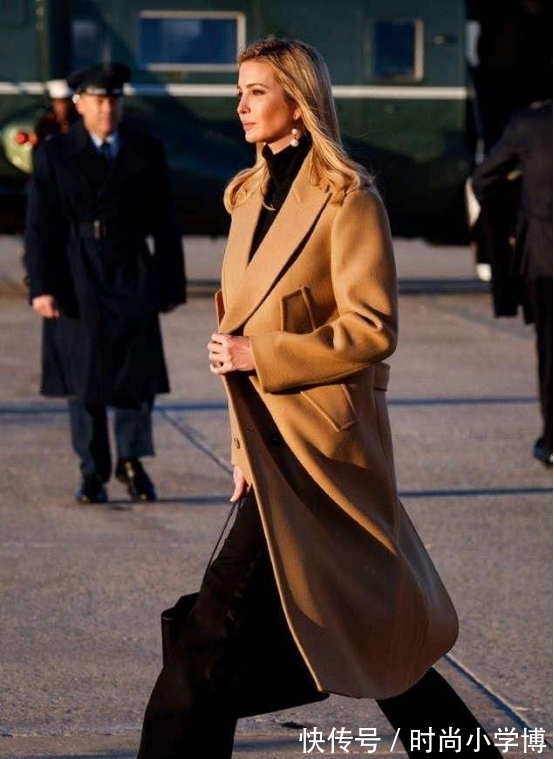 御寒 伊万卡穿外套御寒,衣服上用绳子打个蝴蝶结,窈窕曲线真有模特感