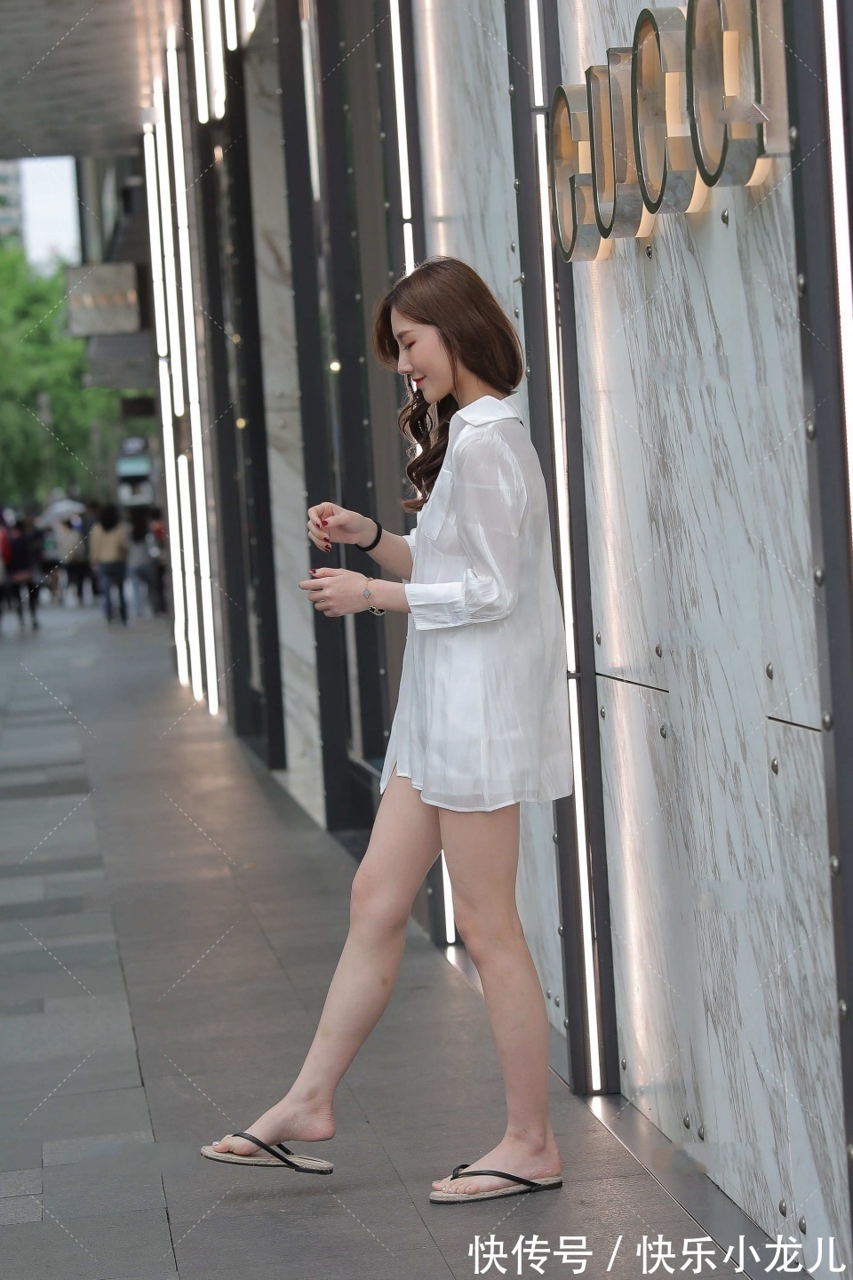 时尚|小姐姐一身白色的穿搭，走在街上很时尚，凸显可爱气质