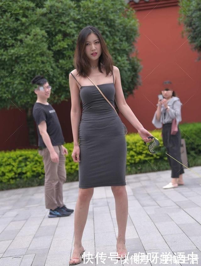 搭配|适合温度高的时候，显瘦连衣裙搭配坡跟凉鞋，清凉又优雅