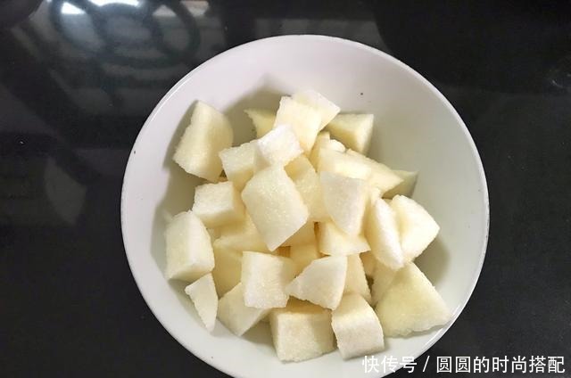 冬天,雪梨和它天生一对,炖一炖,清甜滋润,每天一碗,全家受益