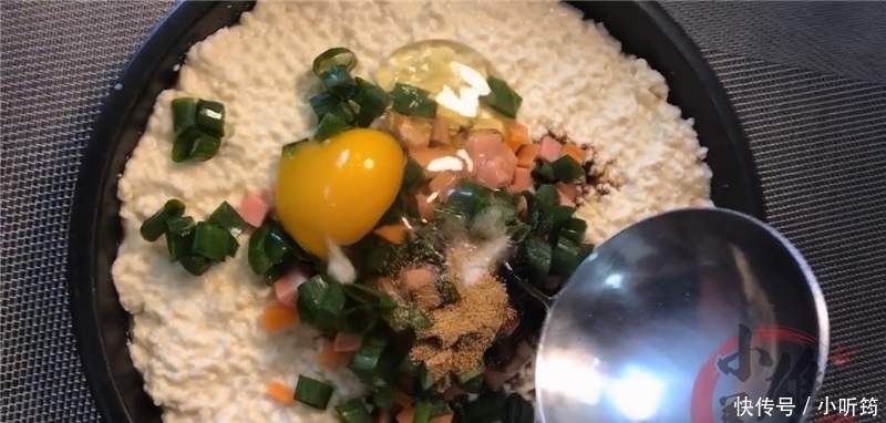 香煎豆腐饼|豆腐别只会炒着吃,加一个鸡蛋搅拌碎,吃一次就念念不忘